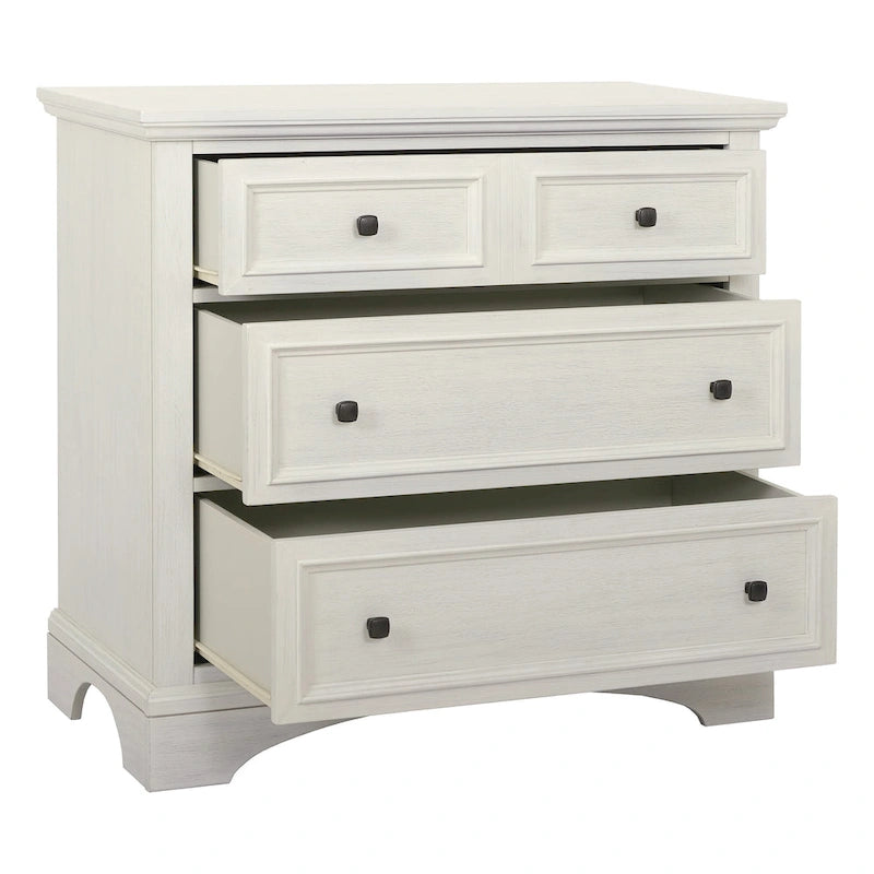 Commode à 3 tiroirs avec pieds à consoles et façades à panneaux, blanche, style ferme moderne