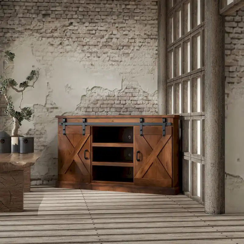 Meuble TV d'angle en aulne noueux avec portes coulissantes façon grange, finition Aged Whiskey, style rustique fermier, convient aux téléviseurs jusqu'à 60 pouces