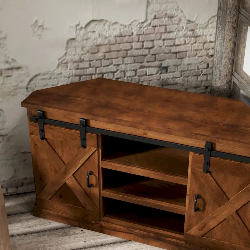 Meuble TV d'angle en aulne noueux avec portes coulissantes façon grange, finition Aged Whiskey, style rustique fermier, convient aux téléviseurs jusqu'à 60 pouces