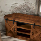 Meuble TV d'angle en aulne noueux avec portes coulissantes façon grange, finition Aged Whiskey, style rustique fermier, convient aux téléviseurs jusqu'à 60 pouces