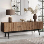 Meuble TV à lattes avec pieds en bois et portes de rangement, marron / marron clair / beige / acajou, style scandinave du milieu du siècle, convient aux téléviseurs jusqu'à 65 pouces