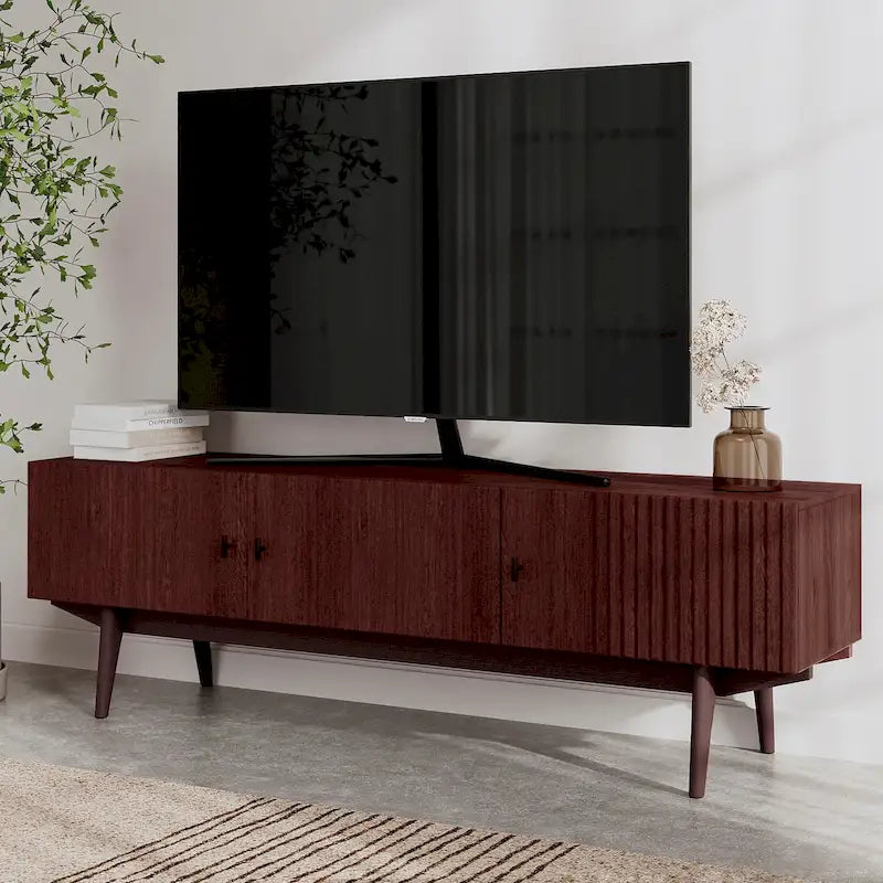 Meuble TV à lattes avec pieds en bois et portes de rangement, marron / marron clair / beige / acajou, style scandinave du milieu du siècle, convient aux téléviseurs jusqu'à 65 pouces