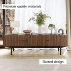 Meuble TV à lattes avec pieds en bois et portes de rangement, marron / marron clair / beige / acajou, style scandinave du milieu du siècle, convient aux téléviseurs jusqu'à 65 pouces