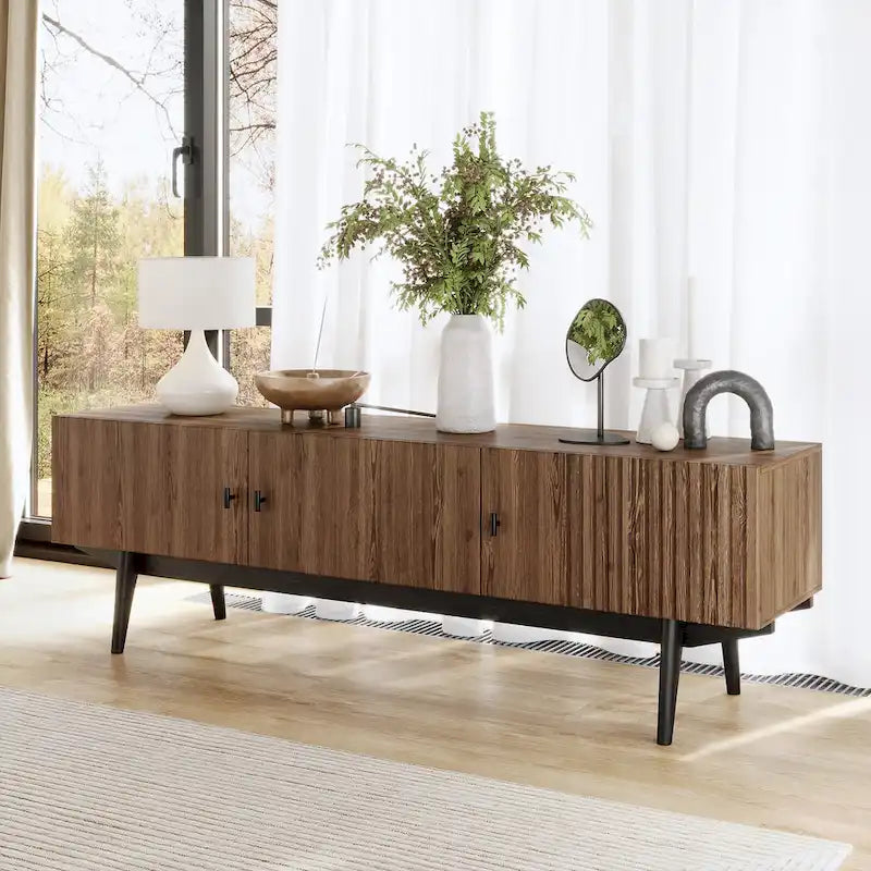 Meuble TV à lattes avec pieds en bois et portes de rangement, marron / marron clair / beige / acajou, style scandinave du milieu du siècle, convient aux téléviseurs jusqu'à 65 pouces