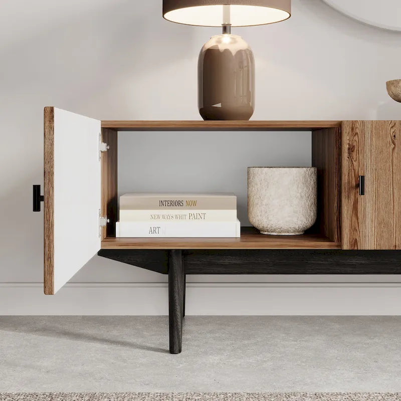 Meuble TV à lattes avec pieds en bois et portes de rangement, marron / marron clair / beige / acajou, style scandinave du milieu du siècle, convient aux téléviseurs jusqu'à 65 pouces