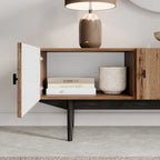 Meuble TV à lattes avec pieds en bois et portes de rangement, marron / marron clair / beige / acajou, style scandinave du milieu du siècle, convient aux téléviseurs jusqu'à 65 pouces