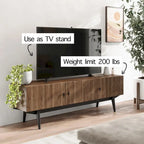 Meuble TV à lattes avec pieds en bois et portes de rangement, marron / marron clair / beige / acajou, style scandinave du milieu du siècle, convient aux téléviseurs jusqu'à 65 pouces