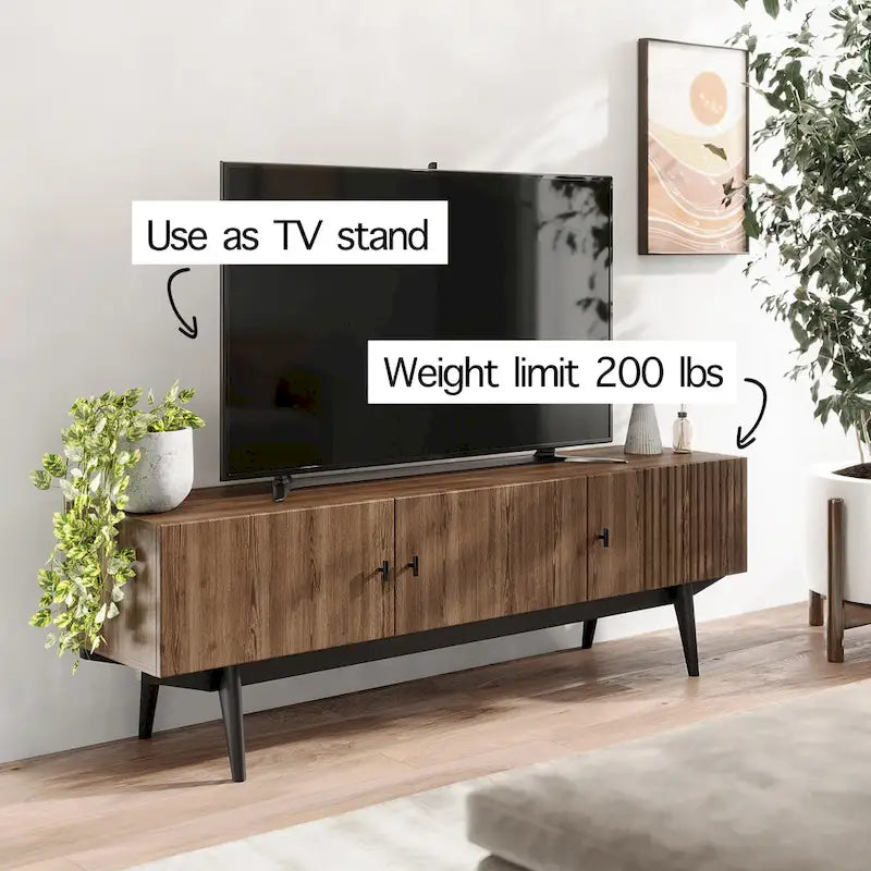 Meuble TV à lattes avec pieds en bois et portes de rangement, marron / marron clair / beige / acajou, style scandinave du milieu du siècle, convient aux téléviseurs jusqu'à 65 pouces