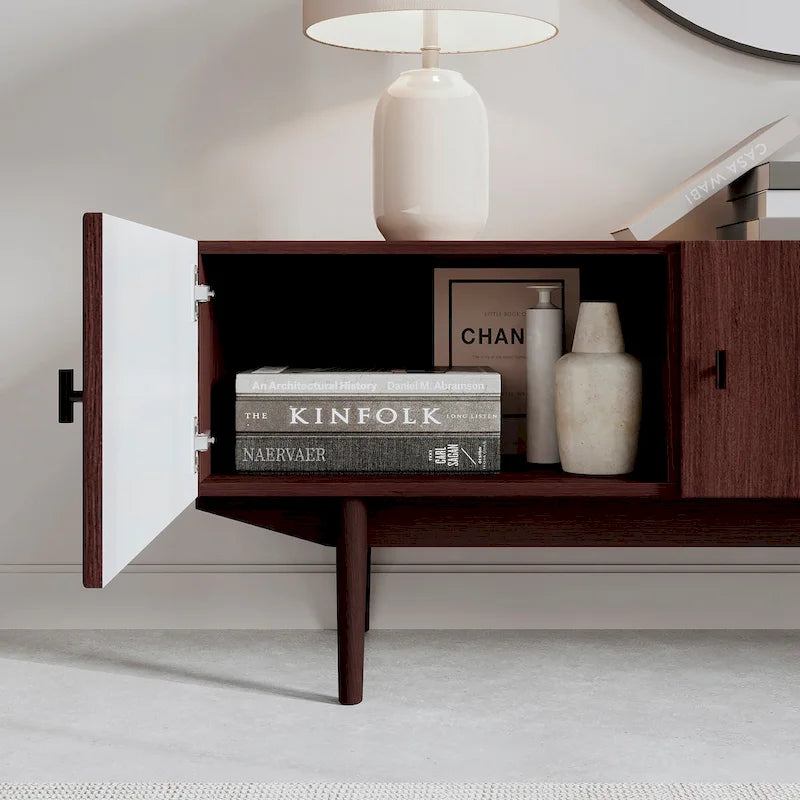 Meuble TV à lattes avec pieds en bois et portes de rangement, marron / marron clair / beige / acajou, style scandinave du milieu du siècle, convient aux téléviseurs jusqu'à 65 pouces