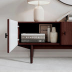 Meuble TV à lattes avec pieds en bois et portes de rangement, marron / marron clair / beige / acajou, style scandinave du milieu du siècle, convient aux téléviseurs jusqu'à 65 pouces