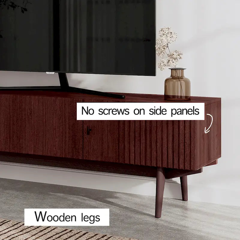 Meuble TV à lattes avec pieds en bois et portes de rangement, marron / marron clair / beige / acajou, style scandinave du milieu du siècle, convient aux téléviseurs jusqu'à 65 pouces