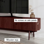 Meuble TV à lattes avec pieds en bois et portes de rangement, marron / marron clair / beige / acajou, style scandinave du milieu du siècle, convient aux téléviseurs jusqu'à 65 pouces