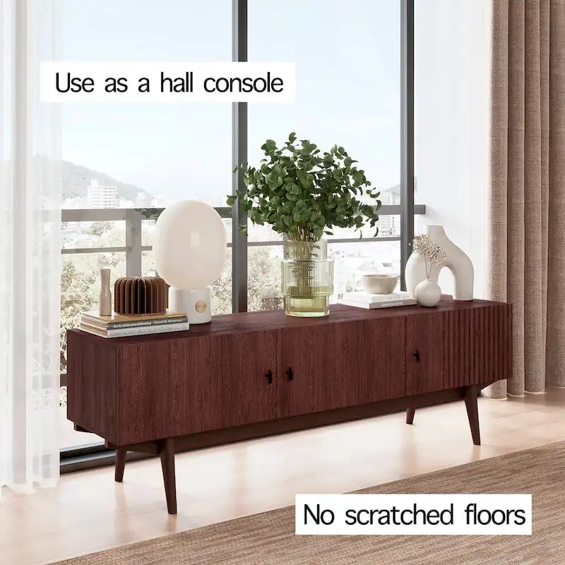 Meuble TV à lattes avec pieds en bois et portes de rangement, marron / marron clair / beige / acajou, style scandinave du milieu du siècle, convient aux téléviseurs jusqu'à 65 pouces