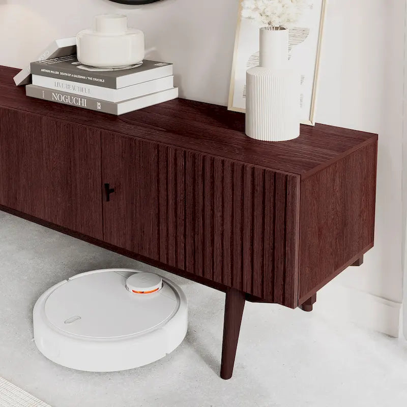 Meuble TV à lattes avec pieds en bois et portes de rangement, marron / marron clair / beige / acajou, style scandinave du milieu du siècle, convient aux téléviseurs jusqu'à 65 pouces