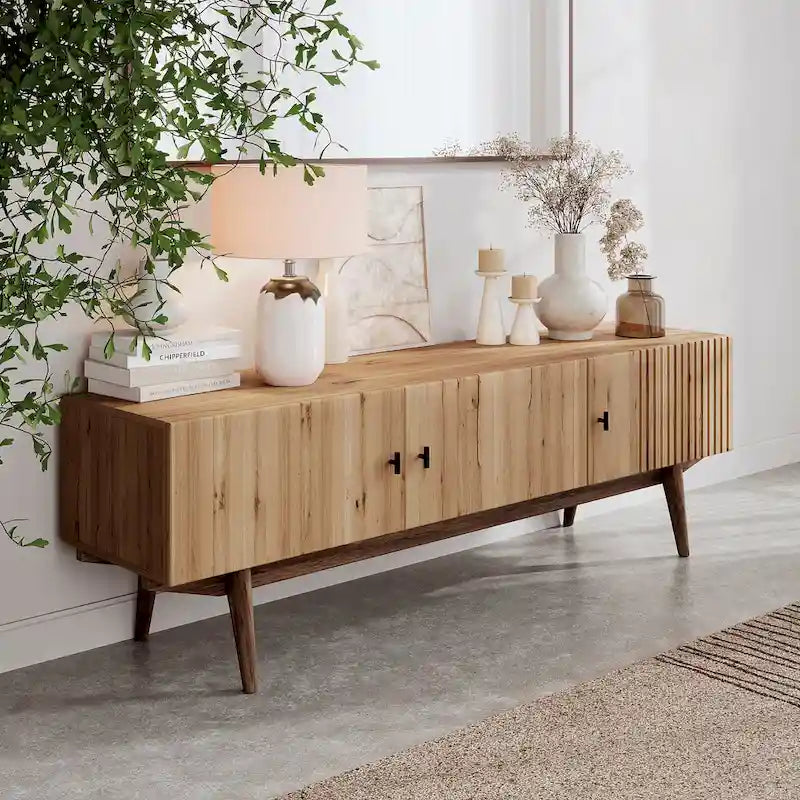 Meuble TV à lattes avec pieds en bois et portes de rangement, marron / marron clair / beige / acajou, style scandinave du milieu du siècle, convient aux téléviseurs jusqu'à 65 pouces