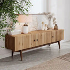 Meuble TV à lattes avec pieds en bois et portes de rangement, marron / marron clair / beige / acajou, style scandinave du milieu du siècle, convient aux téléviseurs jusqu'à 65 pouces