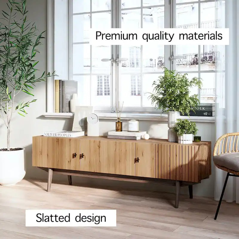 Meuble TV à lattes avec pieds en bois et portes de rangement, marron / marron clair / beige / acajou, style scandinave du milieu du siècle, convient aux téléviseurs jusqu'à 65 pouces