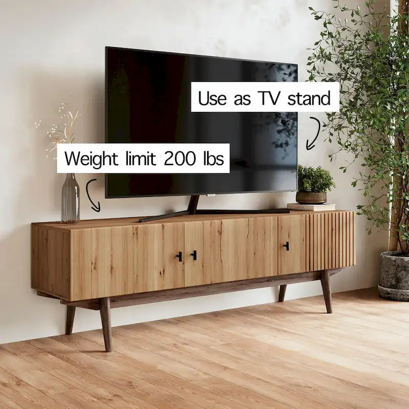 Meuble TV à lattes avec pieds en bois et portes de rangement, marron / marron clair / beige / acajou, style scandinave du milieu du siècle, convient aux téléviseurs jusqu'à 65 pouces