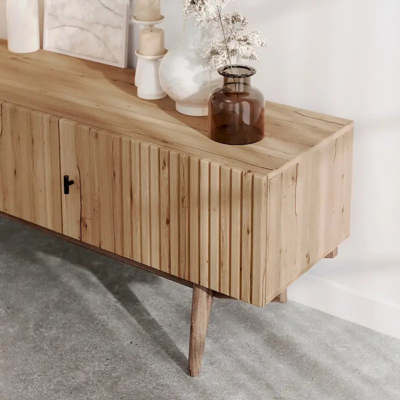 Meuble TV à lattes avec pieds en bois et portes de rangement, marron / marron clair / beige / acajou, style scandinave du milieu du siècle, convient aux téléviseurs jusqu'à 65 pouces