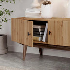 Meuble TV à lattes avec pieds en bois et portes de rangement, marron / marron clair / beige / acajou, style scandinave du milieu du siècle, convient aux téléviseurs jusqu'à 65 pouces