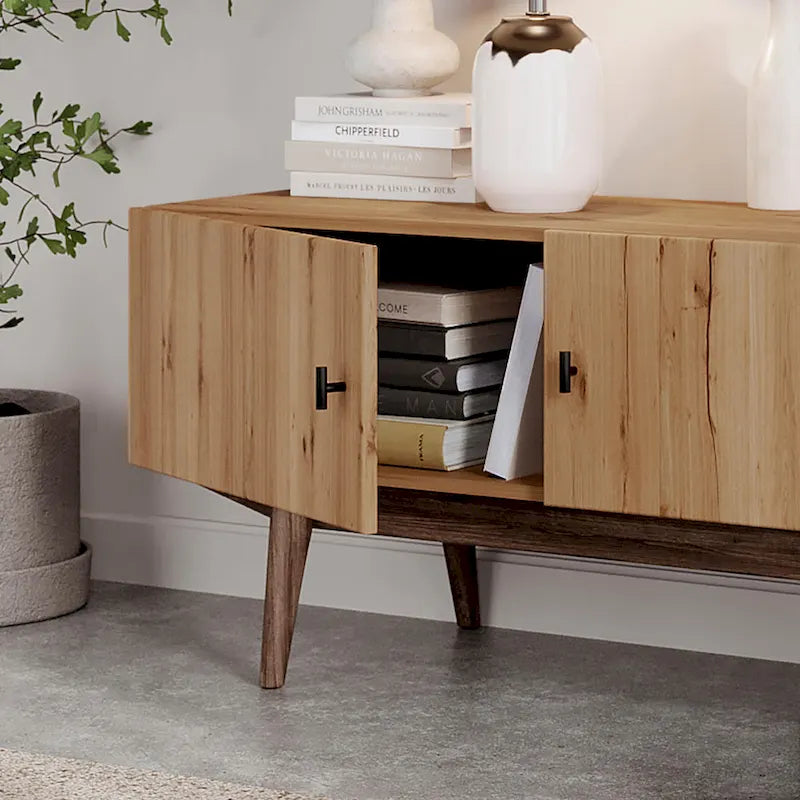 Meuble TV à lattes avec pieds en bois et portes de rangement, marron / marron clair / beige / acajou, style scandinave du milieu du siècle, convient aux téléviseurs jusqu'à 65 pouces