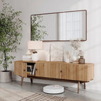 Meuble TV à lattes avec pieds en bois et portes de rangement, marron / marron clair / beige / acajou, style scandinave du milieu du siècle, convient aux téléviseurs jusqu'à 65 pouces