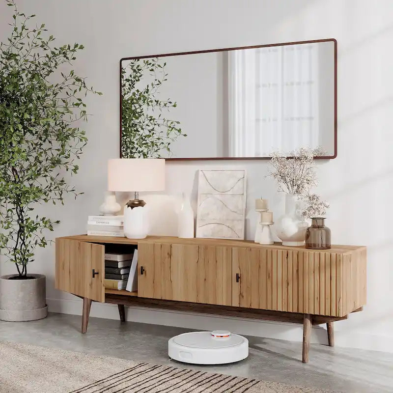 Meuble TV à lattes avec pieds en bois et portes de rangement, marron / marron clair / beige / acajou, style scandinave du milieu du siècle, convient aux téléviseurs jusqu'à 65 pouces
