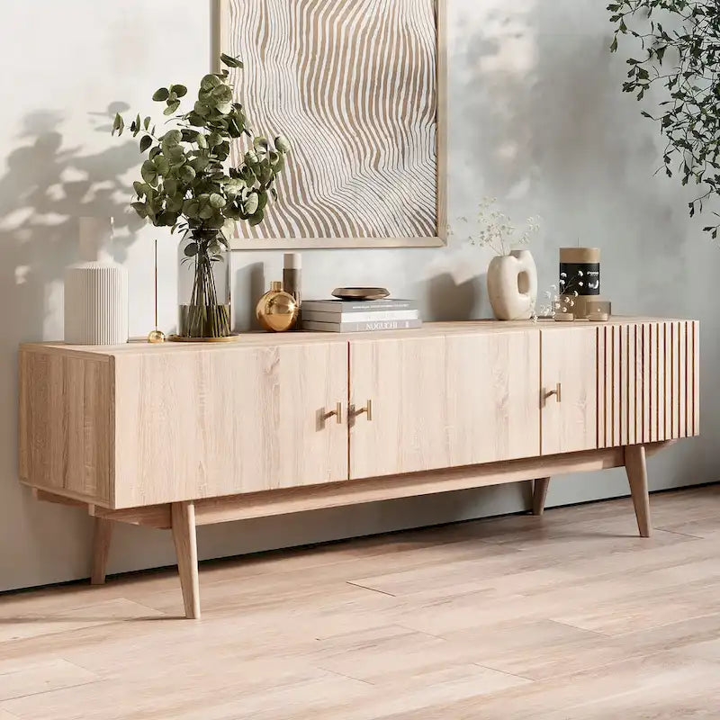 Meuble TV à lattes avec pieds en bois et portes de rangement, marron / marron clair / beige / acajou, style scandinave du milieu du siècle, convient aux téléviseurs jusqu'à 65 pouces