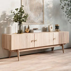 Meuble TV à lattes avec pieds en bois et portes de rangement, marron / marron clair / beige / acajou, style scandinave du milieu du siècle, convient aux téléviseurs jusqu'à 65 pouces