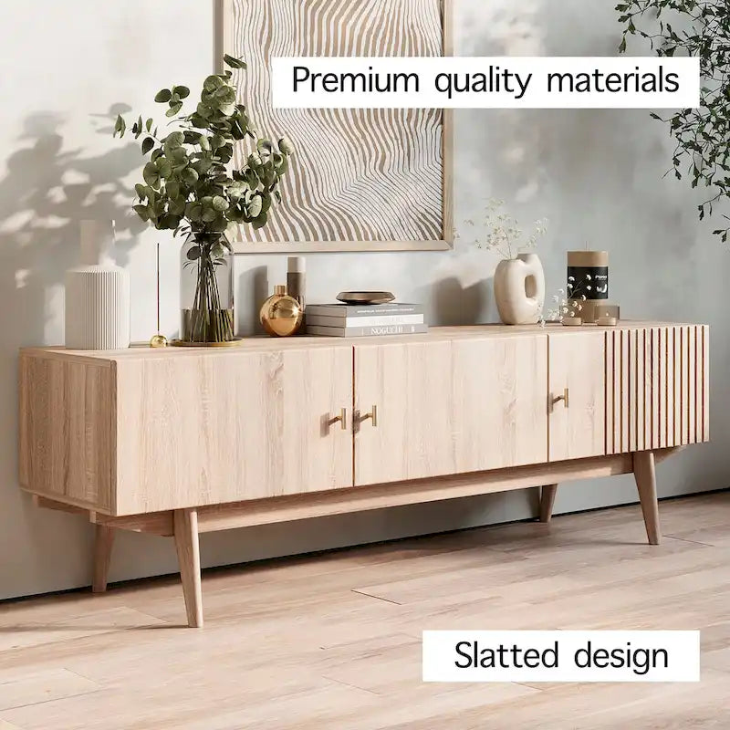 Meuble TV à lattes avec pieds en bois et portes de rangement, marron / marron clair / beige / acajou, style scandinave du milieu du siècle, convient aux téléviseurs jusqu'à 65 pouces