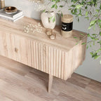 Meuble TV à lattes avec pieds en bois et portes de rangement, marron / marron clair / beige / acajou, style scandinave du milieu du siècle, convient aux téléviseurs jusqu'à 65 pouces