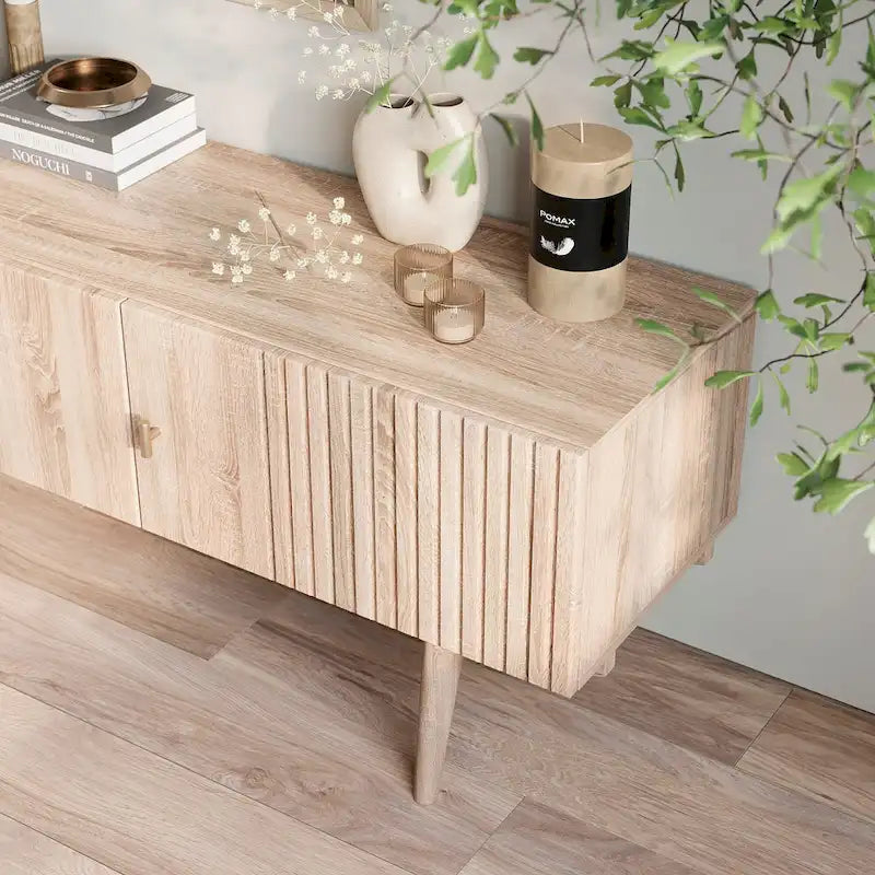 Meuble TV à lattes avec pieds en bois et portes de rangement, marron / marron clair / beige / acajou, style scandinave du milieu du siècle, convient aux téléviseurs jusqu'à 65 pouces