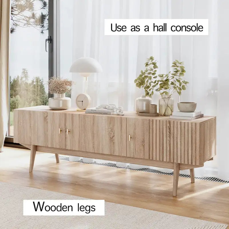 Meuble TV à lattes avec pieds en bois et portes de rangement, marron / marron clair / beige / acajou, style scandinave du milieu du siècle, convient aux téléviseurs jusqu'à 65 pouces