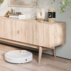 Meuble TV à lattes avec pieds en bois et portes de rangement, marron / marron clair / beige / acajou, style scandinave du milieu du siècle, convient aux téléviseurs jusqu'à 65 pouces