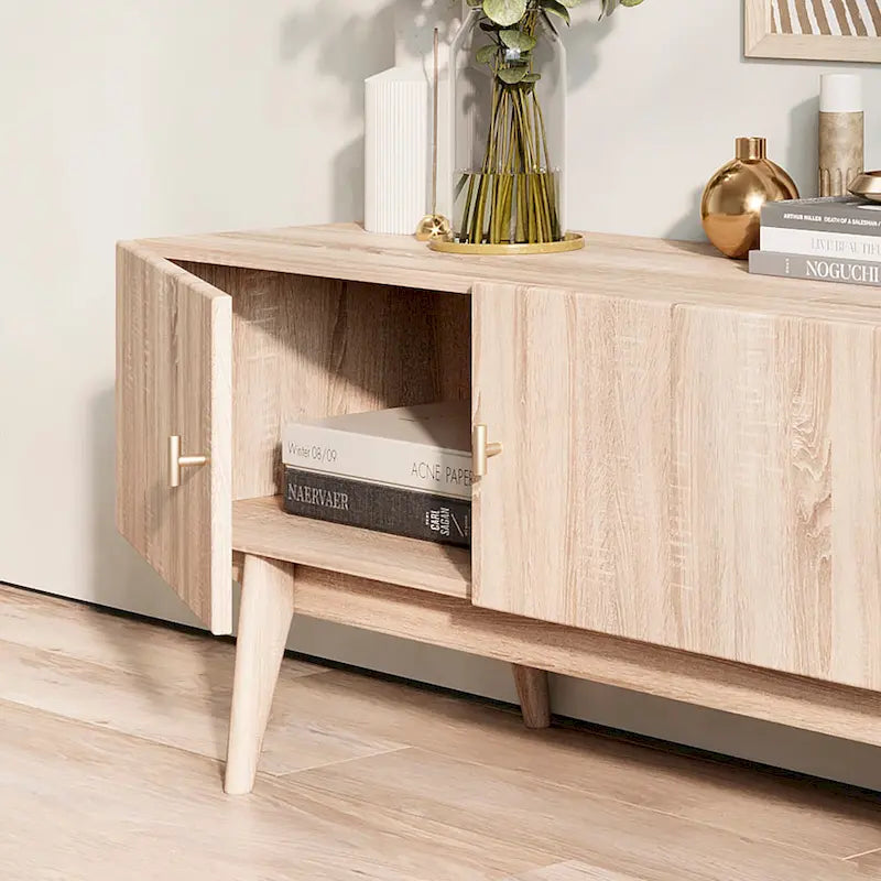 Meuble TV à lattes avec pieds en bois et portes de rangement, marron / marron clair / beige / acajou, style scandinave du milieu du siècle, convient aux téléviseurs jusqu'à 65 pouces