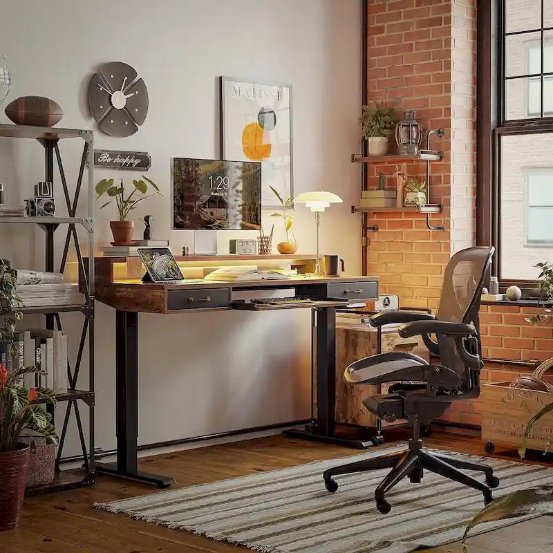 Bureau debout réglable en hauteur électrique avec deux tiroirs, tablette de clavier et bandes LED, gris rustique / marron rustique, style moderne, 1 personne