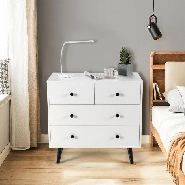 Commode à 4 tiroirs avec poignées métalliques et pieds fuselés, blanche, style moderne