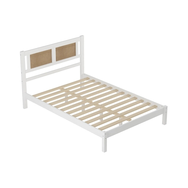 Lit plateforme grand format avec tête de lit en rotin, blanc/noir, style minimaliste, 1 à 2 personnes