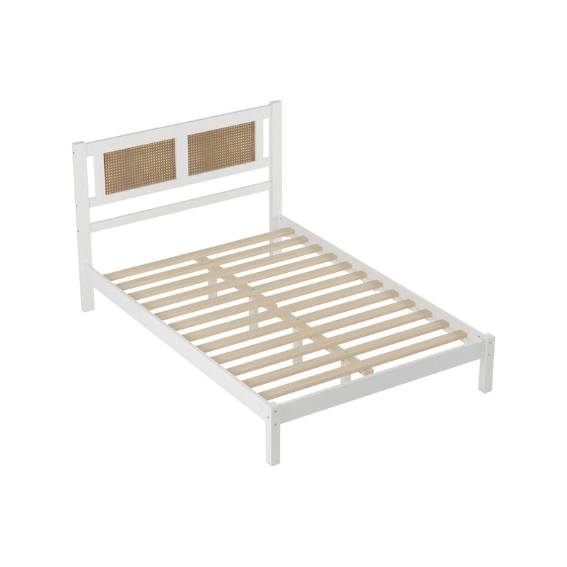Lit plateforme grand format avec tête de lit en rotin, blanc/noir, style minimaliste, 1 à 2 personnes