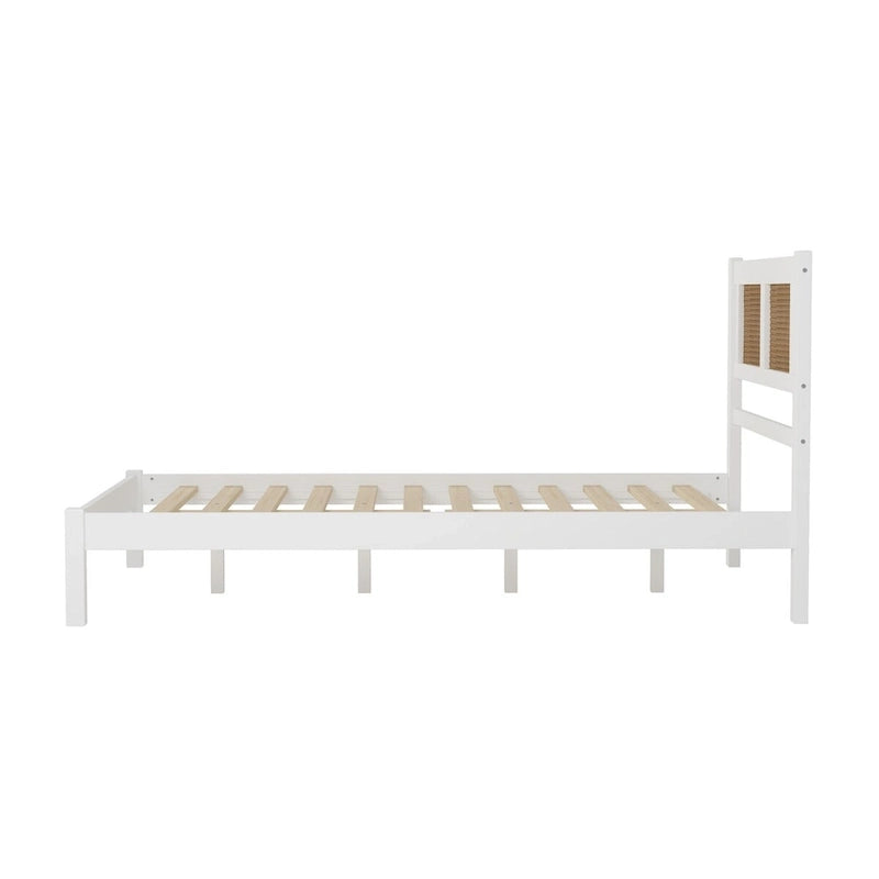 Lit plateforme grand format avec tête de lit en rotin, blanc/noir, style minimaliste, 1 à 2 personnes